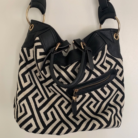 Black & Cream Geometric Canvas Shoulder Bag w/ Gold Hardware - Picture 12 of 13